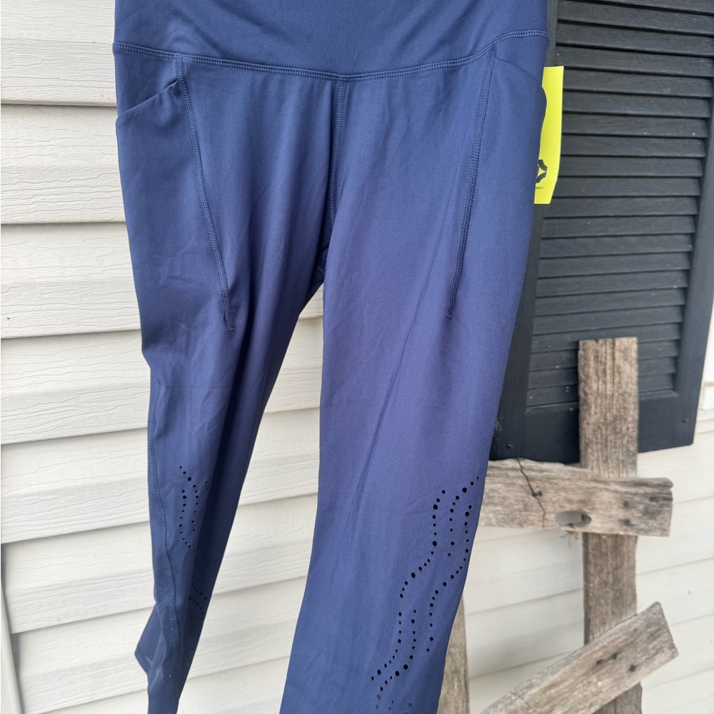 Brand new all in motion Capri active leggings with pockets size medium